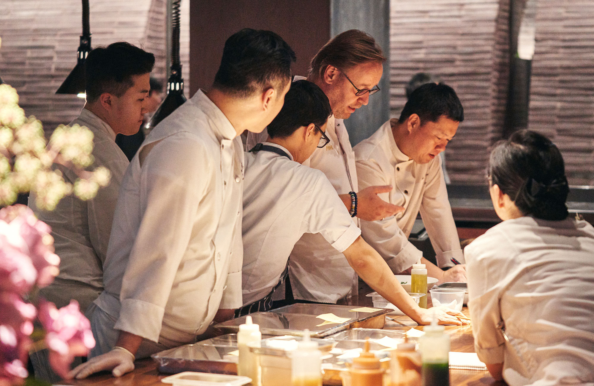 Thomas Bühner in der Küche in Taiwan